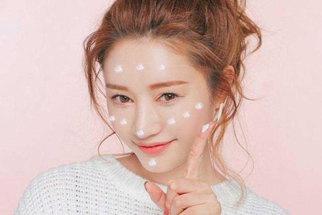 Nhớ dùng kem chống nắng trong liệu trình skincare ban ngày để làn da được bảo vệ tối ưu