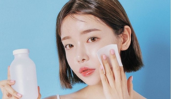 Toner là bước giúp da thêm sạch và cân bằng độ ẩm cần thiết Toner là bước giúp da thêm sạch và cân bằng độ ẩm cần thiết