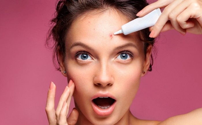 Dùng sản phẩm đặc trị mụn 